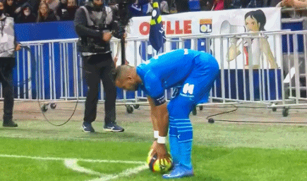 记者：阿根廷全队周四启程前往安哥拉，梅西届时将首发出战