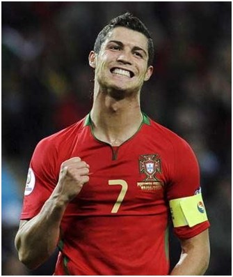 布拉德利：我小时候经常在自家花园里滑铲模仿杰拉德