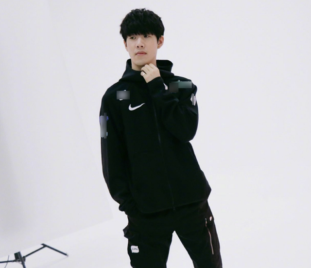 xQc： ＂ CS2 应该每年都赢得年度电子竞技游戏奖＂